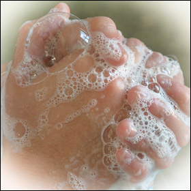 Con le mani ci si mette di continuo in contatto con il mondo esterno ricco di germi e batteri responsabili anche di gravi infezioni